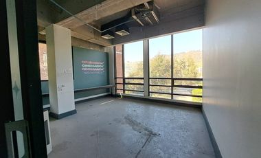 Amplias oficinas con 17 estacionamientos.