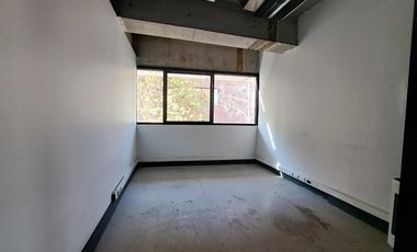 Amplias oficinas con 17 estacionamientos.