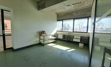 Amplias oficinas con 17 estacionamientos.