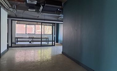 Amplias oficinas con 17 estacionamientos.