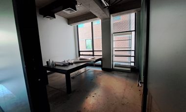 Amplias oficinas con 17 estacionamientos.