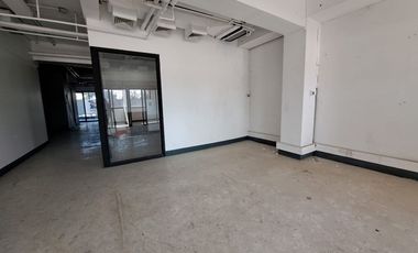 Amplias oficinas con 17 estacionamientos.