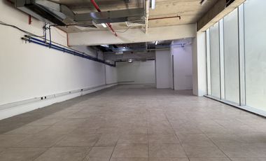 Arriendo, local comercial 272 mts., a pasos de Metro Manquehue