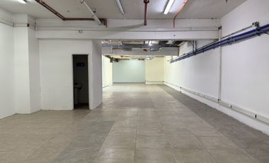 Arriendo, local comercial 272 mts., a pasos de Metro Manquehue