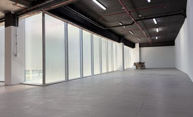 Arriendo, local comercial 272 mts., a pasos de Metro Manquehue