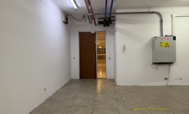 Arriendo, local comercial 272 mts., a pasos de Metro Manquehue