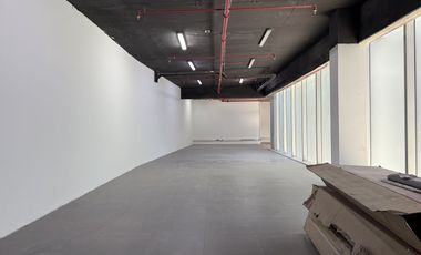 Arriendo, local comercial 272 mts., a pasos de Metro Manquehue