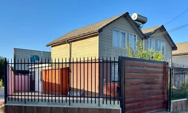 Casa en Peñaflor: Espaciosa y cómoda, ¡Descúbrela!