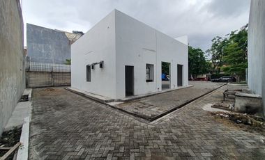 Nol jalan raya, dg area parkir yg luas