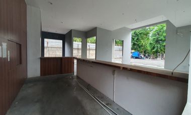 Nol jalan raya, dg area parkir yg luas