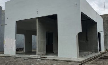 Nol jalan raya, dg area parkir yg luas