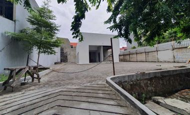 Nol jalan raya, dg area parkir yg luas