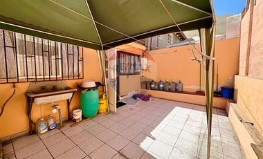 Acogedora casa de 2 pisos en Av. Argentina