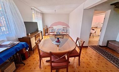 Acogedora casa de 2 pisos en Av. Argentina