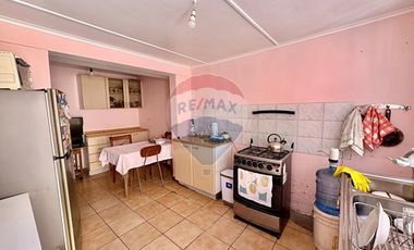 Acogedora casa de 2 pisos en Av. Argentina