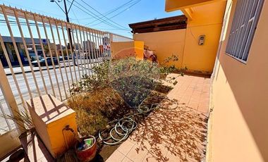 Acogedora casa de 2 pisos en Av. Argentina