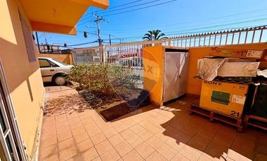 Acogedora casa de 2 pisos en Av. Argentina