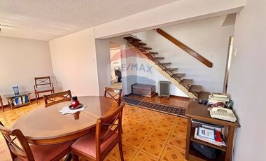 Acogedora casa de 2 pisos en Av. Argentina