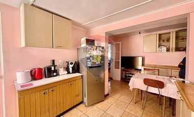 Acogedora casa de 2 pisos en Av. Argentina