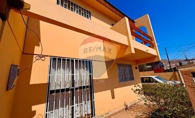 Acogedora casa de 2 pisos en Av. Argentina