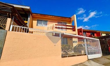 Acogedora casa de 2 pisos en Av. Argentina