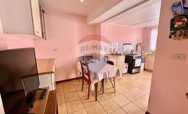 Acogedora casa de 2 pisos en Av. Argentina