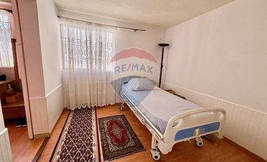 Acogedora casa de 2 pisos en Av. Argentina