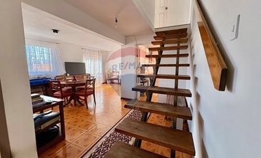 Acogedora casa de 2 pisos en Av. Argentina