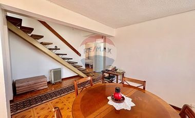 Acogedora casa de 2 pisos en Av. Argentina