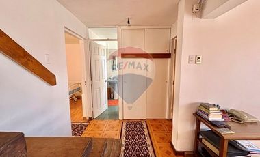 Acogedora casa de 2 pisos en Av. Argentina