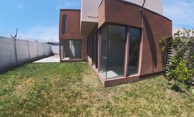 Casa en arriendo c/ estacionamiento en Centro de Quillota