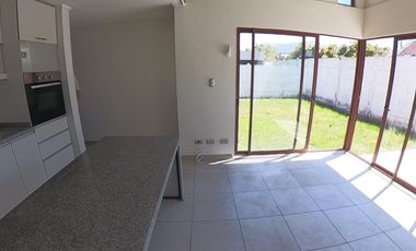 Casa en arriendo c/ estacionamiento en Centro de Quillota