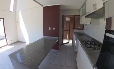 Casa en arriendo c/ estacionamiento en Centro de Quillota