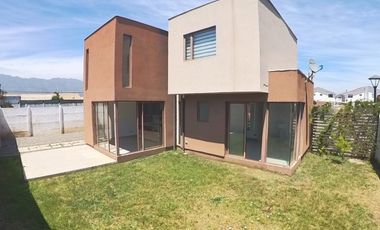 Casa en arriendo c/ estacionamiento en Centro de Quillota