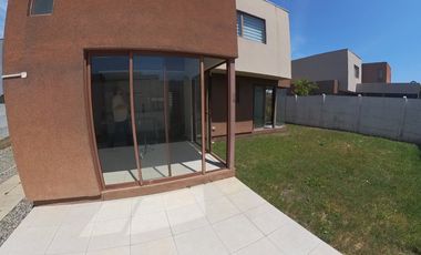 Casa en arriendo c/ estacionamiento en Centro de Quillota