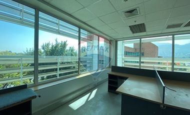 Amplia y luminosa oficina en Ciudad Empresarial