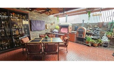 Hermosa y amplia casa en parque ingles