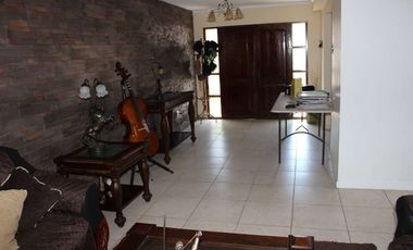 AMPLIA CASA EN JARDINES DEL SUR