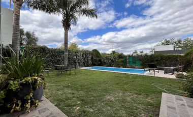 Casa en venta de 4 dormitorios en Los Aromas, Valle Escondido