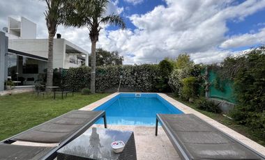 Casa en venta de 4 dormitorios en Los Aromas, Valle Escondido