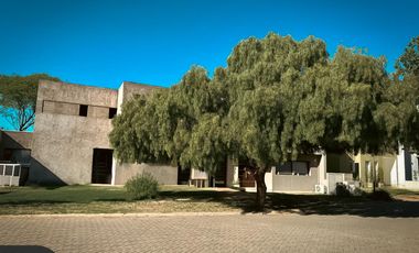 Casa en Venta de 3 Dormitorios - Campo de Vuelo II