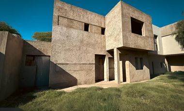 Casa en Venta de 3 Dormitorios - Campo de Vuelo II