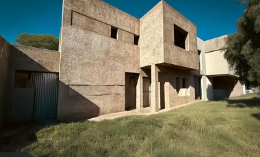 Casa en Venta de 3 Dormitorios - Campo de Vuelo II