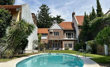 CASA VENTA VICENTE LOPEZ 6 AMBIENTES PISCINA JARDIN COCHERA