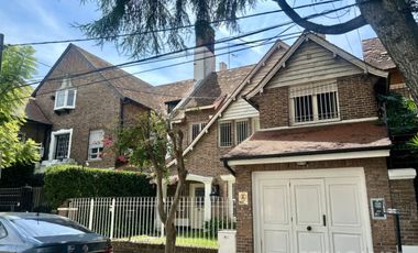 CASA VENTA VICENTE LOPEZ 6 AMBIENTES PISCINA JARDIN COCHERA