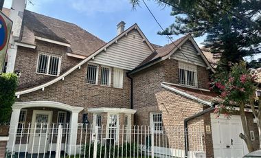 CASA VENTA VICENTE LOPEZ 6 AMBIENTES PISCINA JARDIN COCHERA