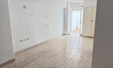 Monoambiente en planta baja con patio   cochera en Córdoba al 1100, Zona Centro