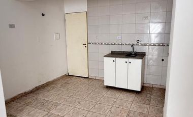 Monoambiente en planta baja con patio   cochera en Córdoba al 1100, Zona Centro