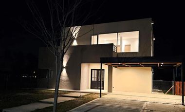 Casa en venta - 3 Dormitorios 6 Baños - Campana