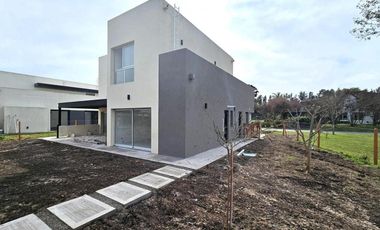 Casa en venta - 3 Dormitorios 6 Baños - Campana